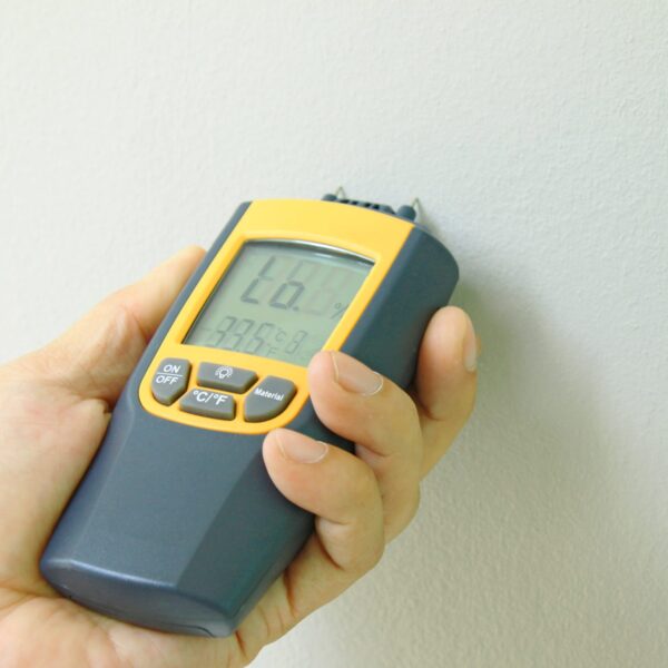 fuktmatning1-2048x1451 Mäter fukt för mögeltest